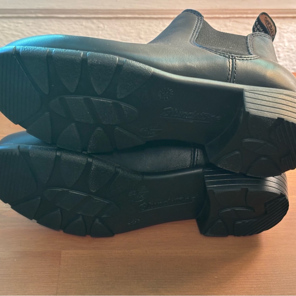 Blundstone Black Ankle Boots Slip-On Design US marked 7.5 but fits more like a 7 - Picture 3 of 7